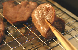 焼き網で片方をじっくりと焼く